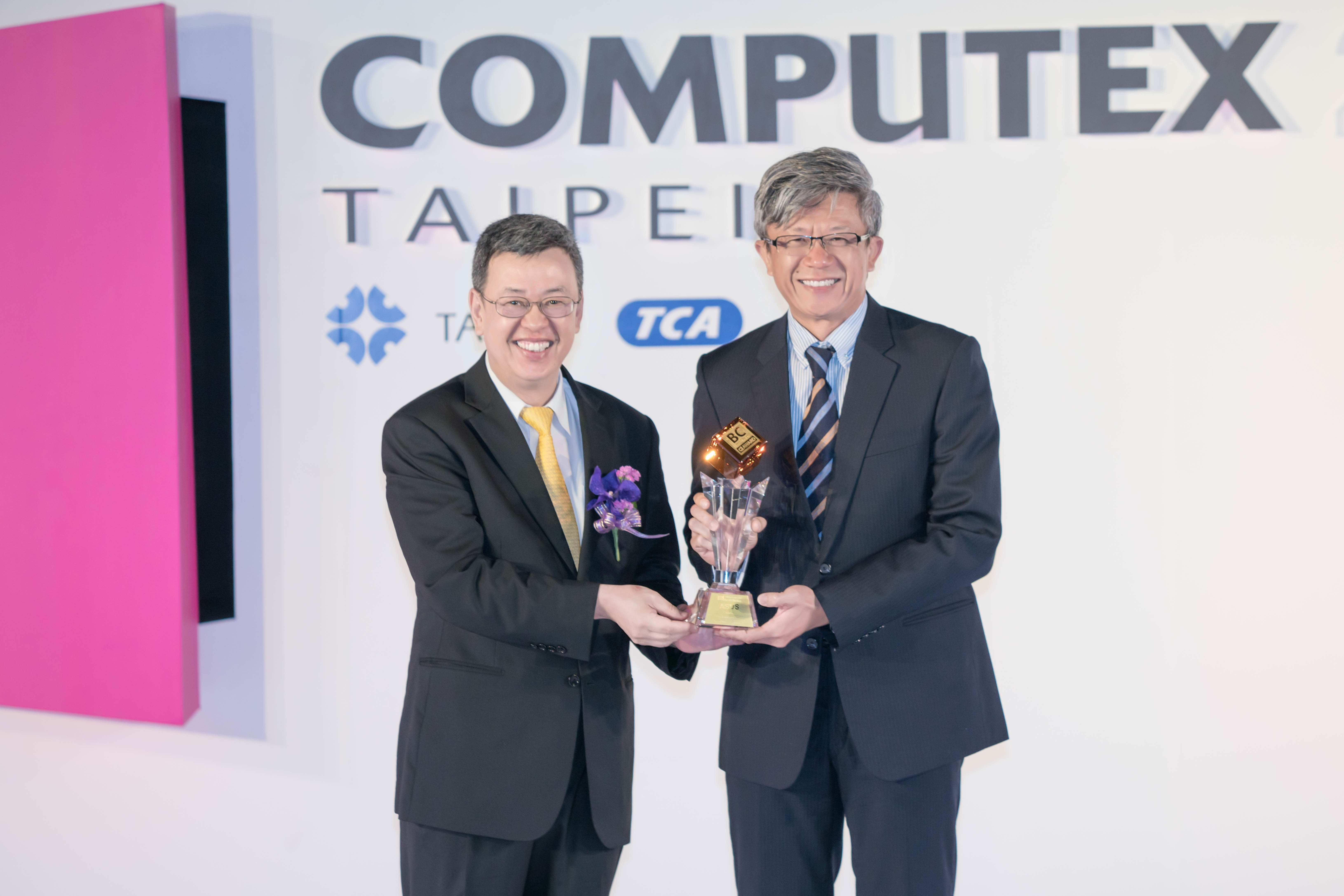 華碩首款家庭機器人Zenbo獲得BC Award最大獎及金獎，由華碩全球副總裁謝明傑(右)代表從副總統陳建仁(左)手中領取獎項。