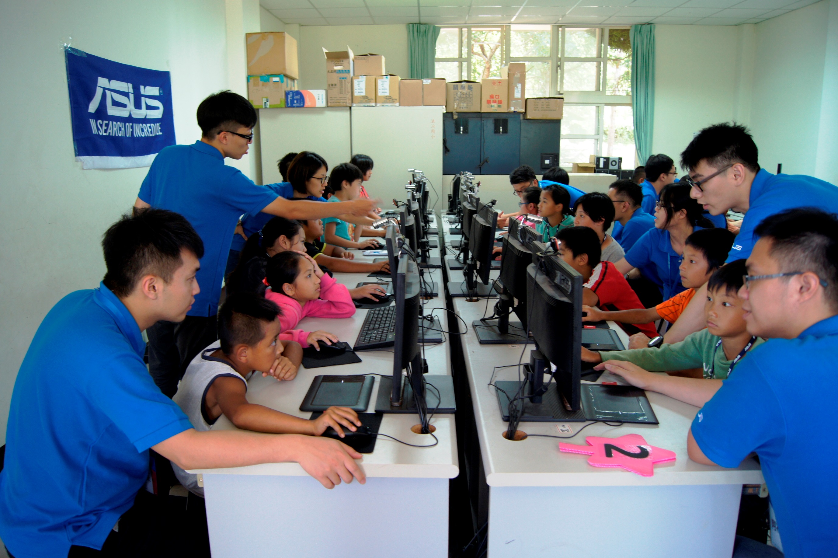 華碩志工指導學童們編寫Scratch程式，製作迷宮遊戲
