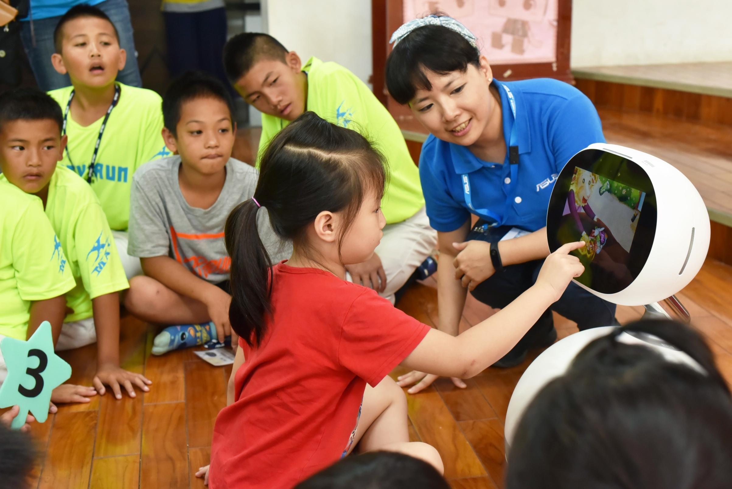 華碩志工教導學童們學習Zenbo編程